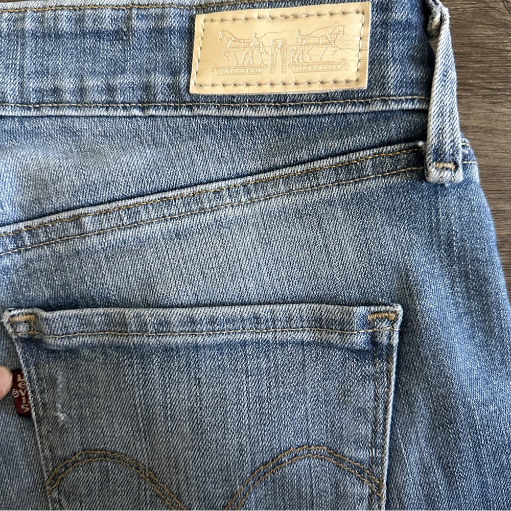 Levi’s High Rise Jeans!👖 🌿 - Picture 5 of 11